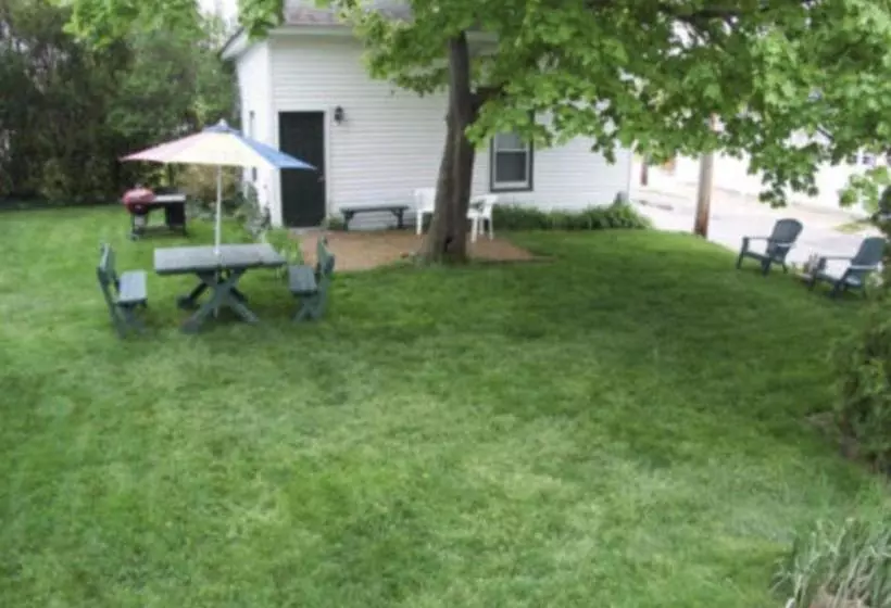 The Avon Manor Inn Bed And Breakfast & Cottages