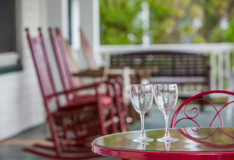 The Avon Manor Inn Bed And Breakfast & Cottages