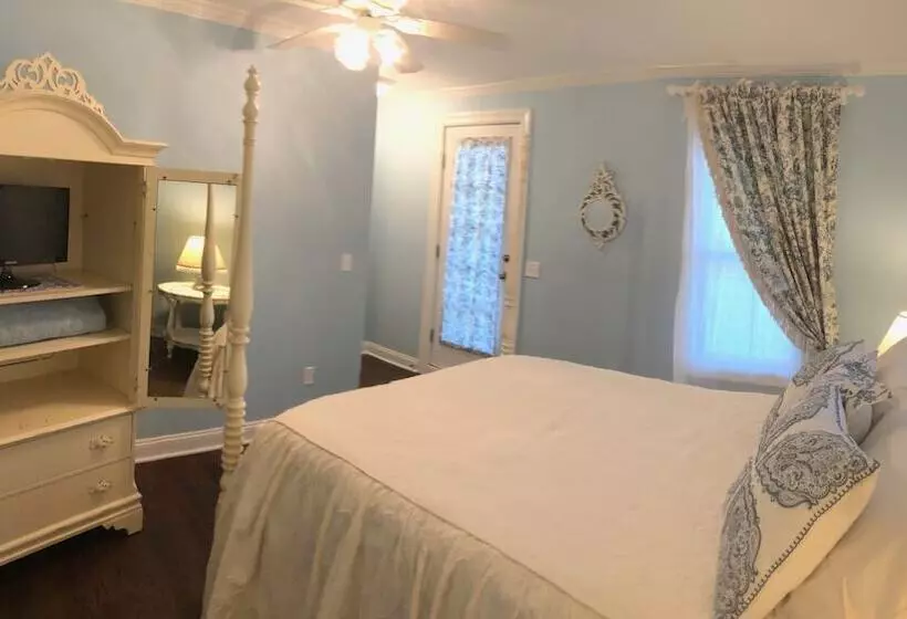 The Carriage House B&b