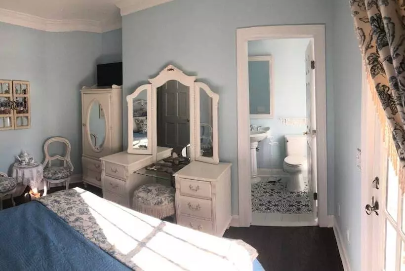 The Carriage House B&b