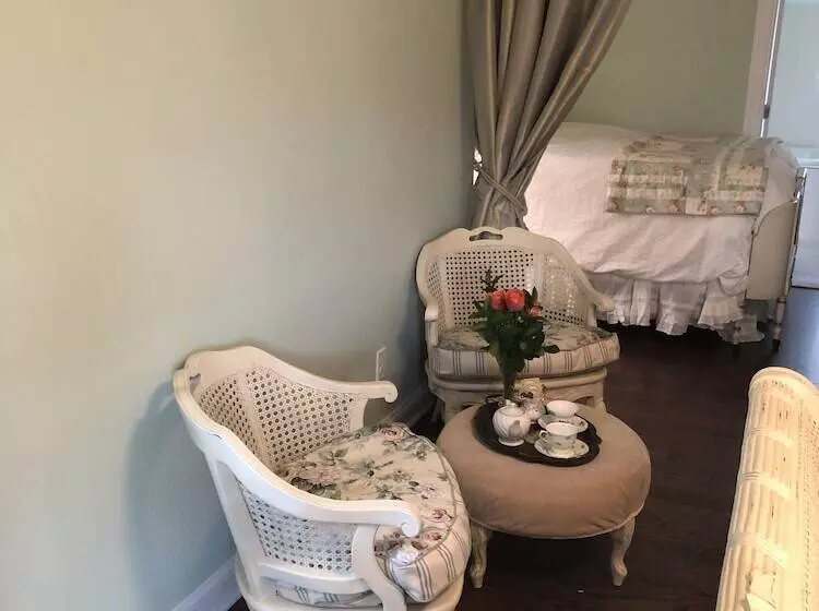 The Carriage House B&b