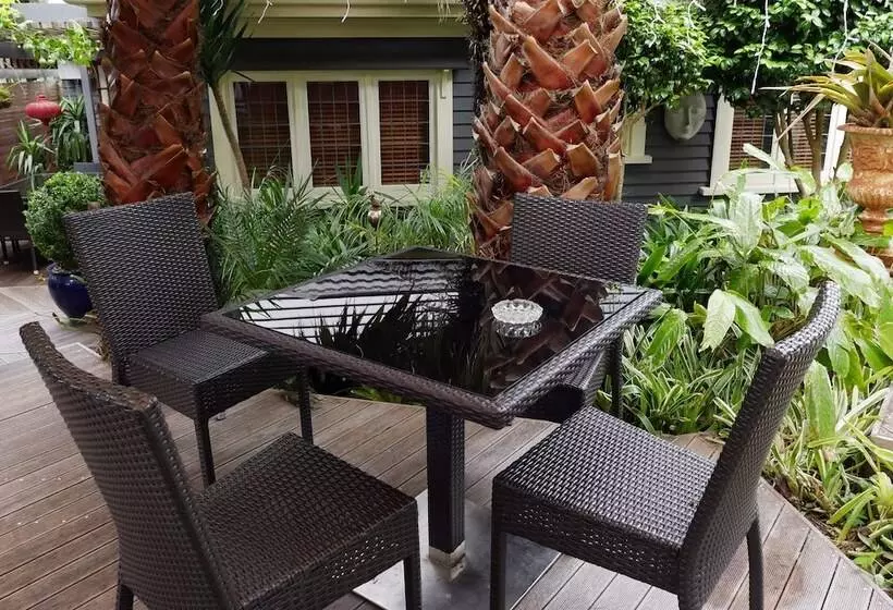 تختخواب و صبحانه Nice