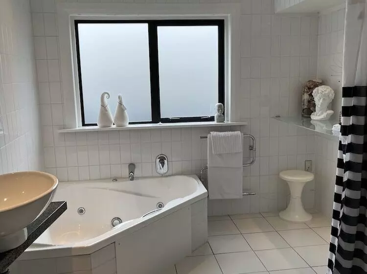 تختخواب و صبحانه Nice