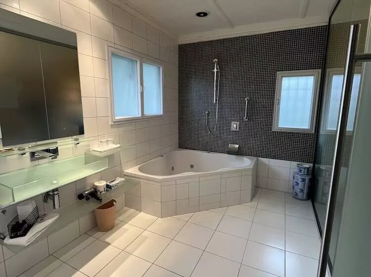 تختخواب و صبحانه Nice