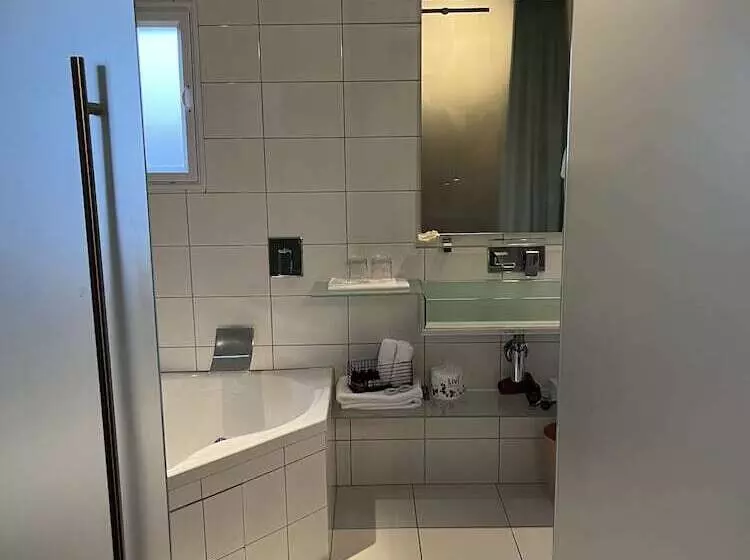 تختخواب و صبحانه Nice