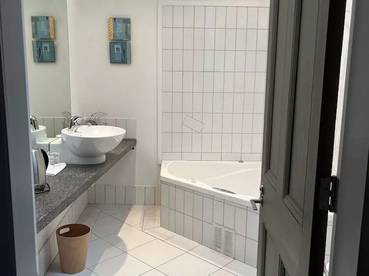 تختخواب و صبحانه Nice