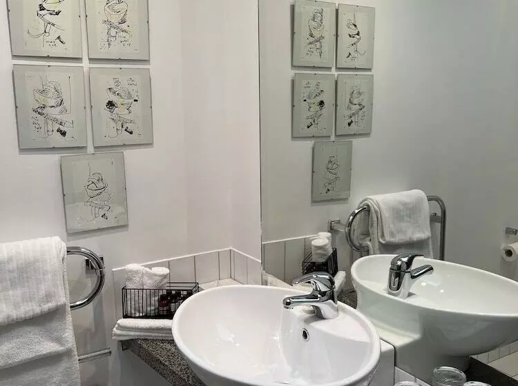 تختخواب و صبحانه Nice