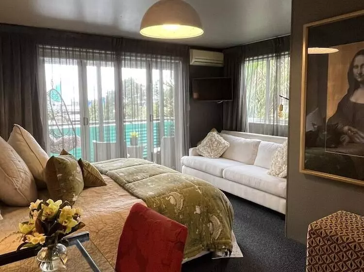 تختخواب و صبحانه Nice