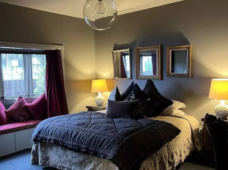 تختخواب و صبحانه Nice