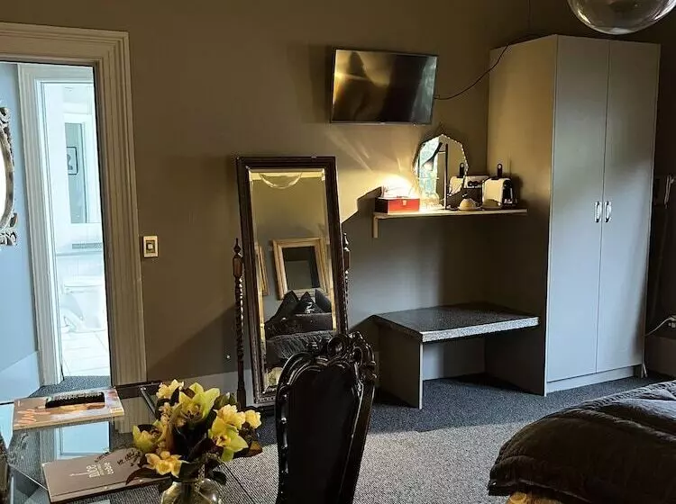 تختخواب و صبحانه Nice