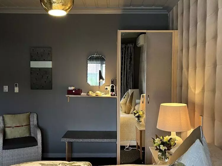 تختخواب و صبحانه Nice