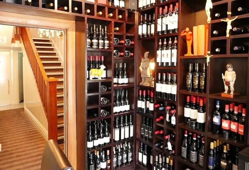 تختخواب و صبحانه Nice