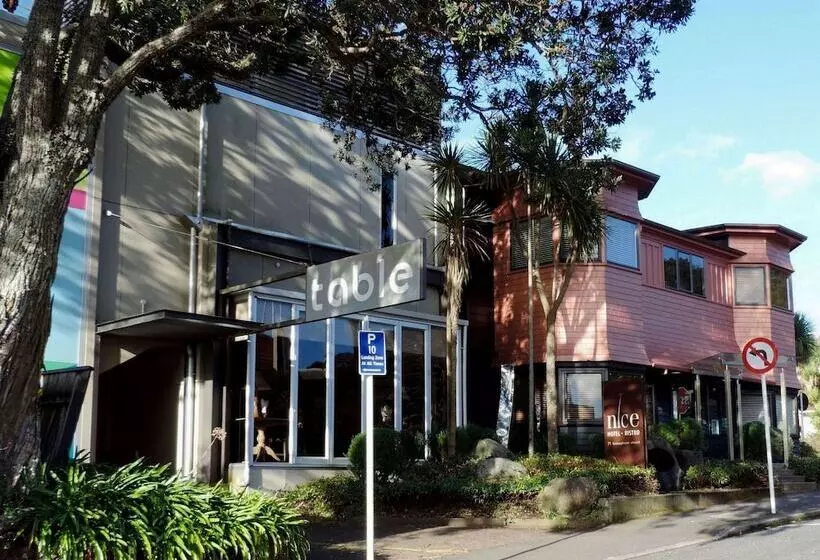 تختخواب و صبحانه Nice