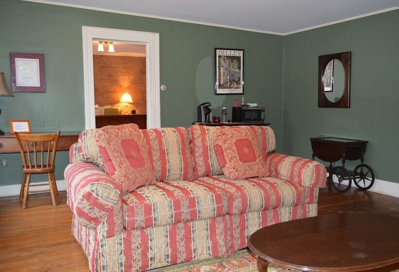 בית מלון כפרי Canal Side Inn