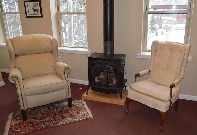 בית מלון כפרי Canal Side Inn