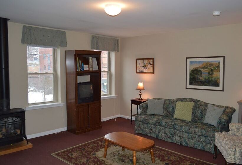 בית מלון כפרי Canal Side Inn