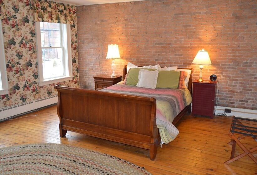 בית מלון כפרי Canal Side Inn