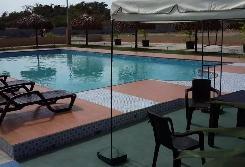 Отель Express Inn Coronado & Camping