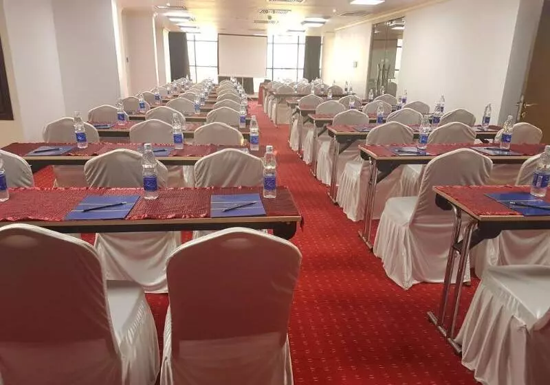 호텔 Golden Tulip Dar Es Salaam City Center