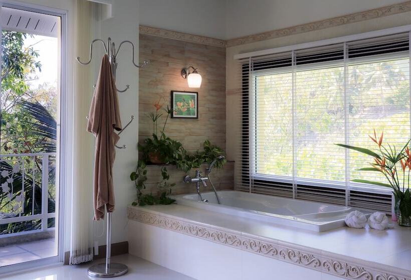 فندق Naka Resort