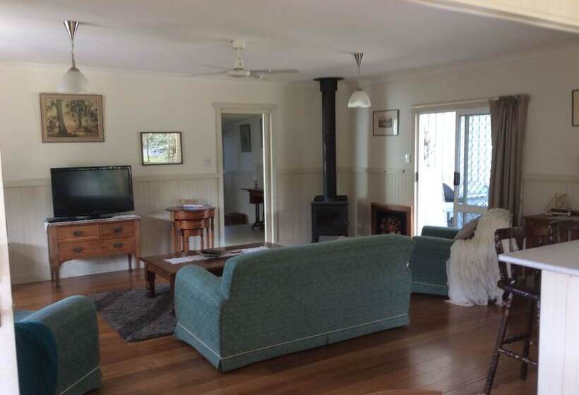 Tidelines Of Bicheno