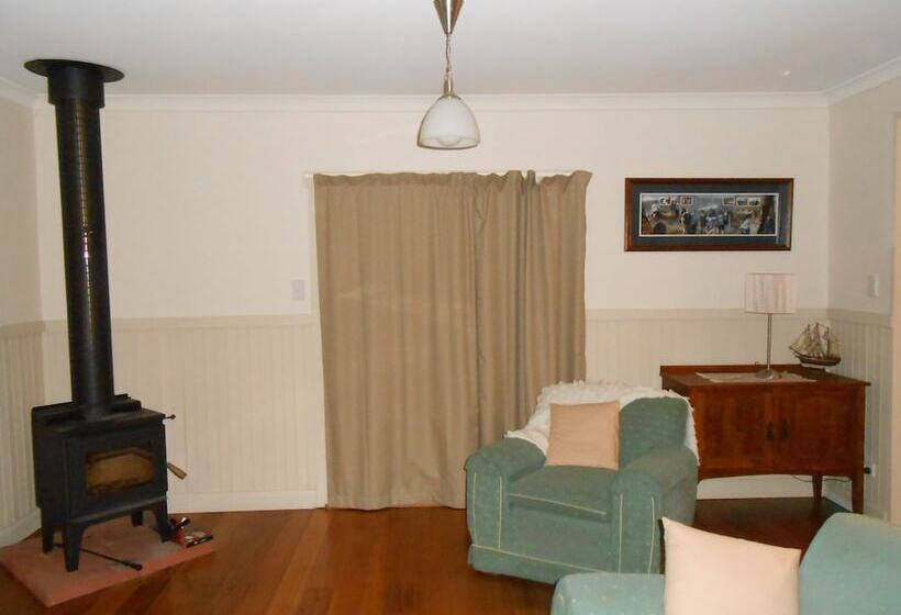 Tidelines Of Bicheno