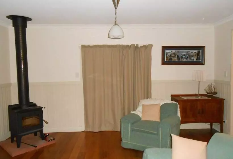 Tidelines Of Bicheno