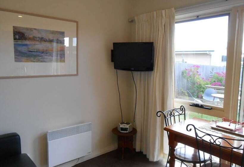 Tidelines Of Bicheno