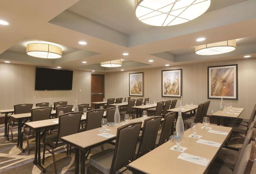 فندق Embassy Suites Saratoga Springs