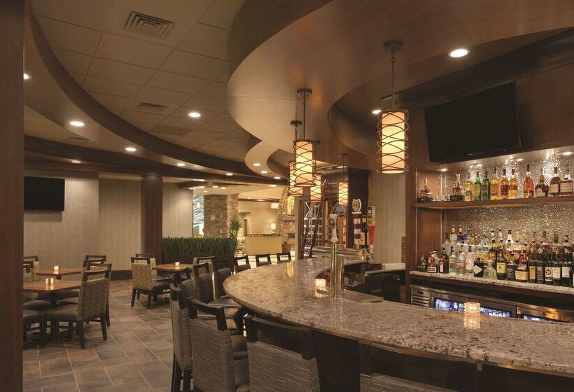 فندق Embassy Suites Saratoga Springs