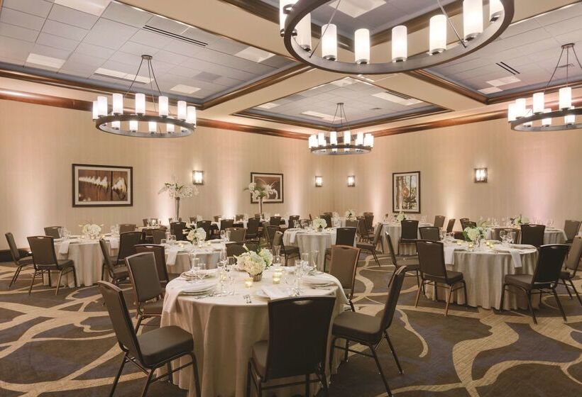 فندق Embassy Suites Saratoga Springs