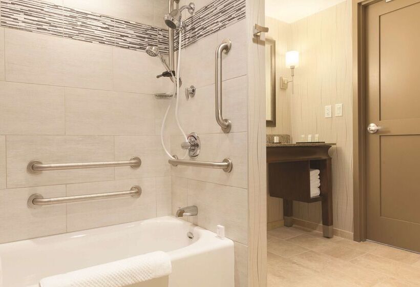 فندق Embassy Suites Saratoga Springs