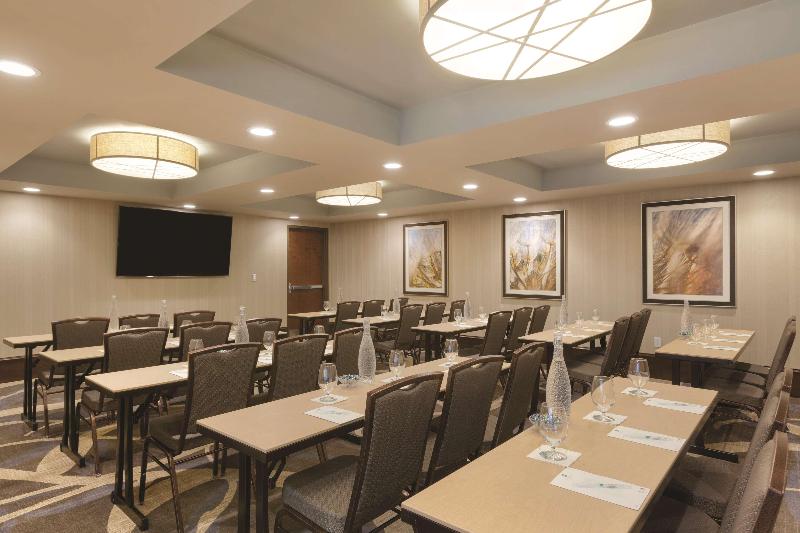 فندق Embassy Suites Saratoga Springs