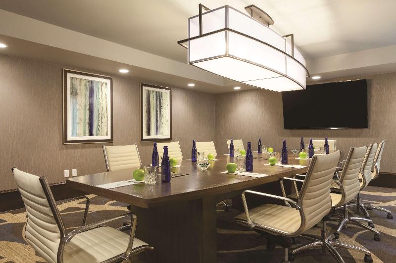 فندق Embassy Suites Saratoga Springs