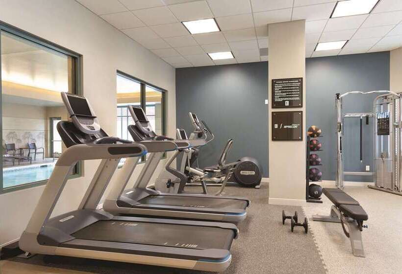 فندق Embassy Suites Saratoga Springs