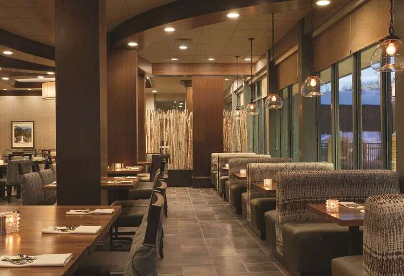 فندق Embassy Suites Saratoga Springs