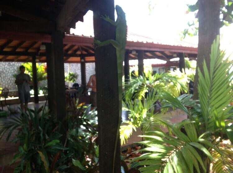 هتل Sandy Point Village