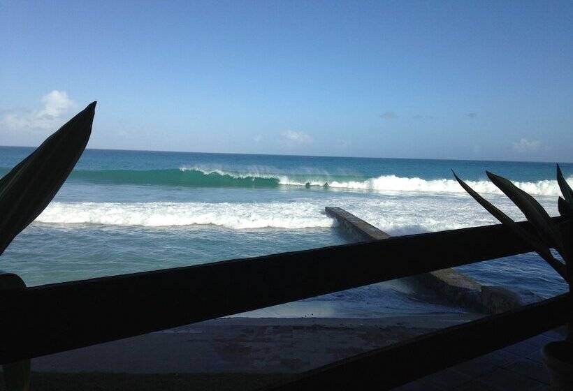 هتل Sandy Point Village