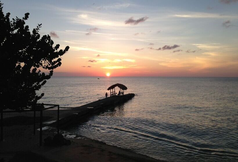 هتل Sandy Point Village