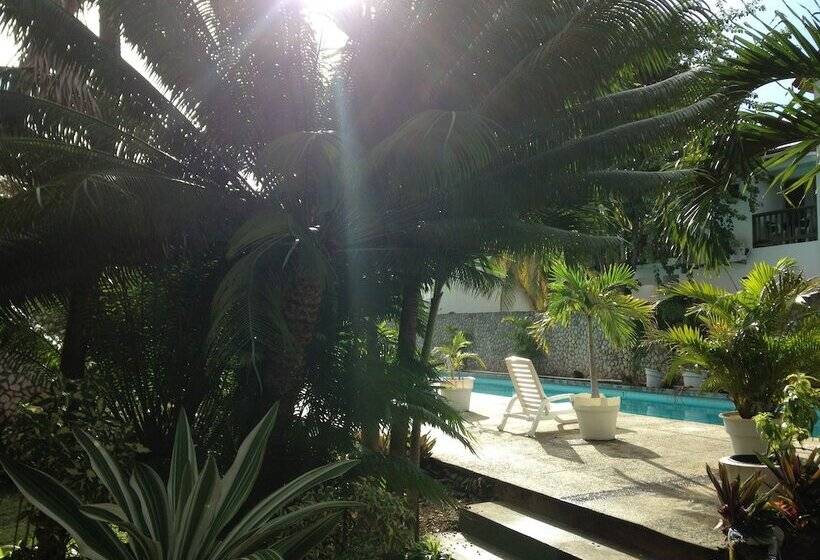 هتل Sandy Point Village