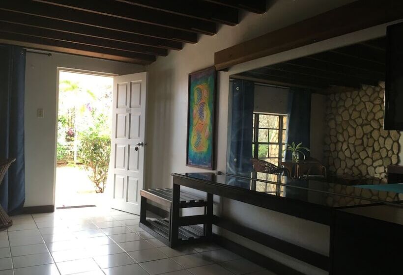 هتل Sandy Point Village