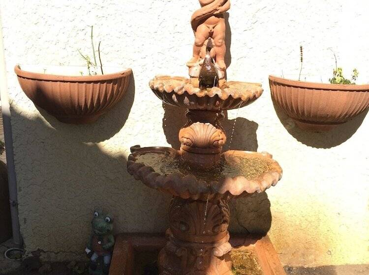 مبيت وإفطار Eagle Crest Executive Lodge