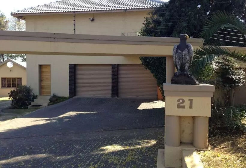 تختخواب و صبحانه Eagle Crest Executive Lodge