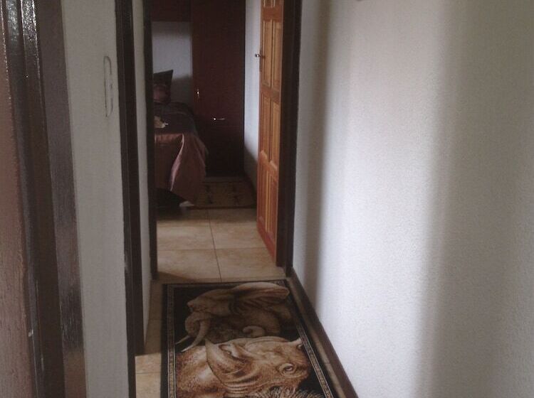 مبيت وإفطار Eagle Crest Executive Lodge