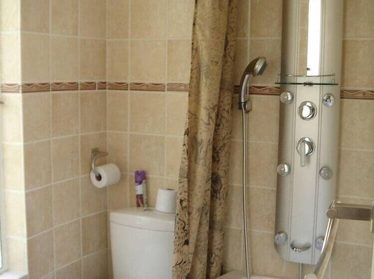 مبيت وإفطار Eagle Crest Executive Lodge