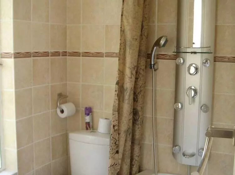 تختخواب و صبحانه Eagle Crest Executive Lodge