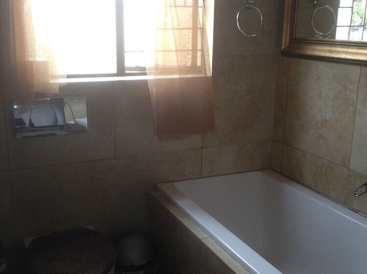 مبيت وإفطار Eagle Crest Executive Lodge