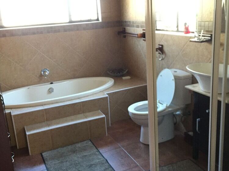 مبيت وإفطار Eagle Crest Executive Lodge