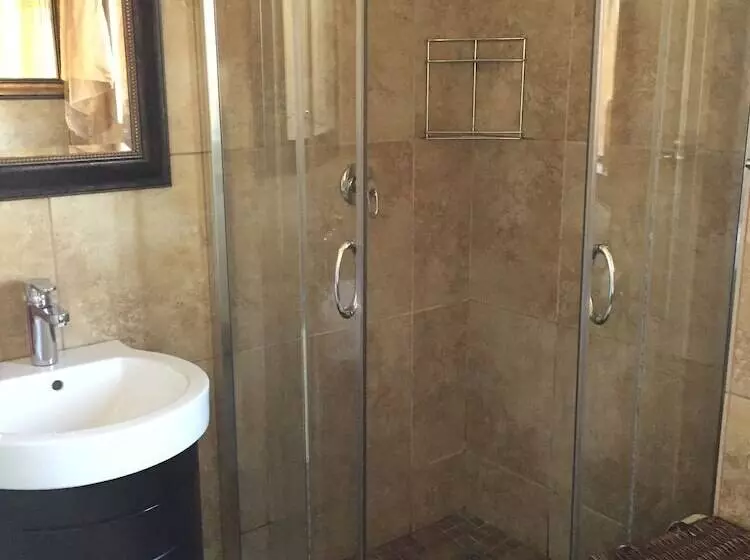 تختخواب و صبحانه Eagle Crest Executive Lodge