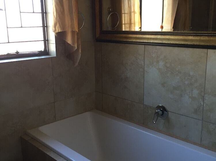 مبيت وإفطار Eagle Crest Executive Lodge